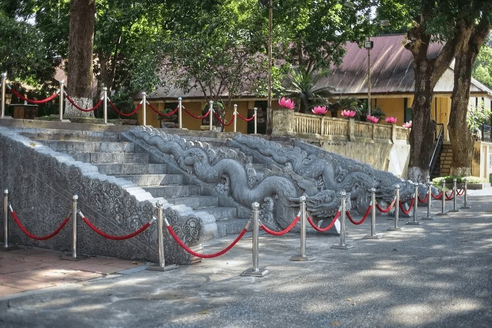 Outstanding tourist spots in the Imperial Citadel of Thang Long - The remaining stairs with green stone dragon statues of Kinh Thien Palace
