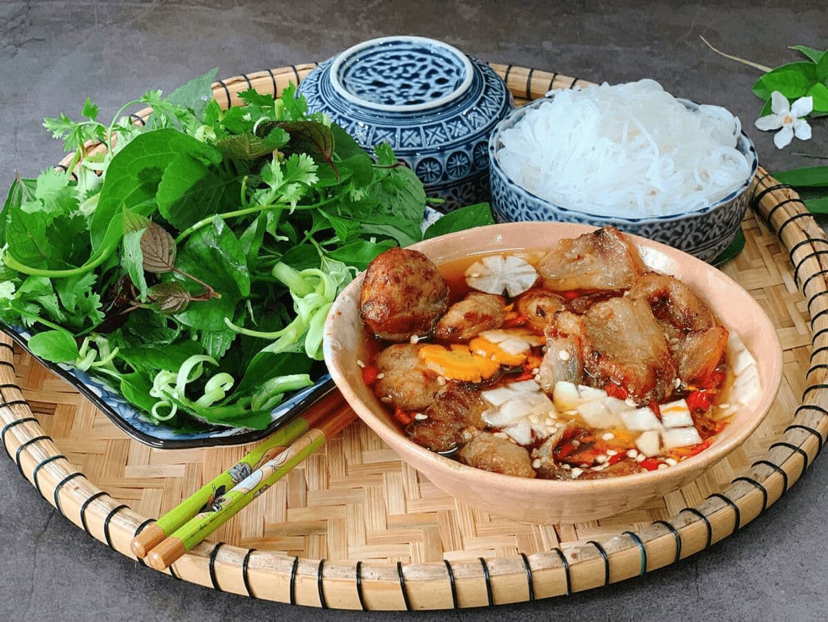 Top things to do in Hanoi Vietnam: Try some street food