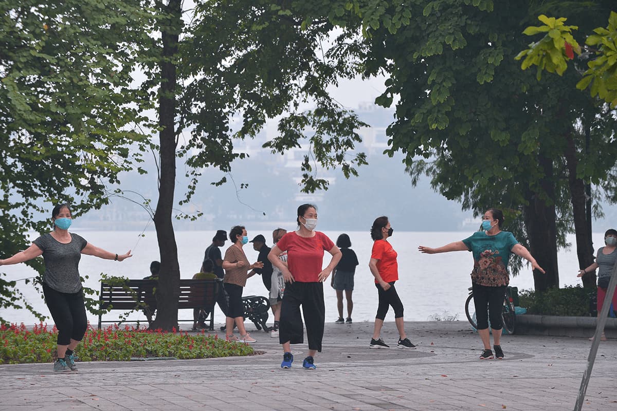 What to Do around Sword Lake - Doing Exercise and Dancing