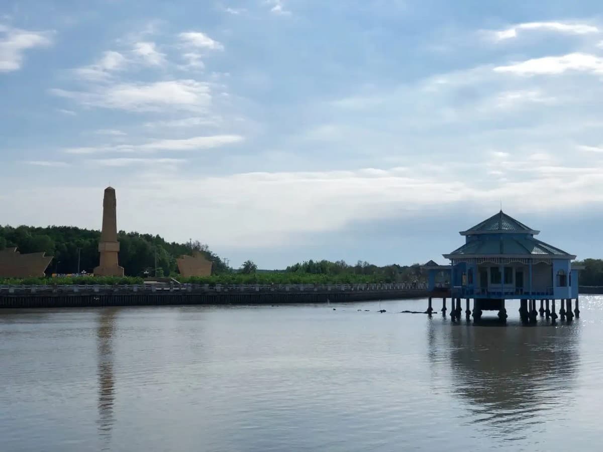 Where to go in Ca Mau Cape: Sea breakwater embankment