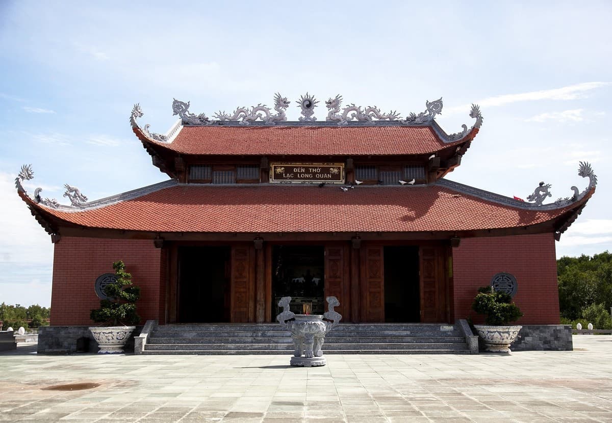 Where to go in Ca Mau Cape: Lac Long Quan Temple