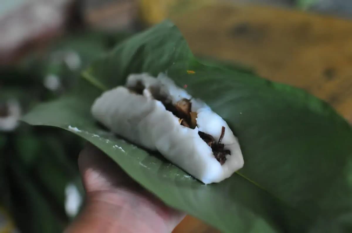 Must-Try Delicacies at Cam Luong Fish Stream: Banh Rang Bua