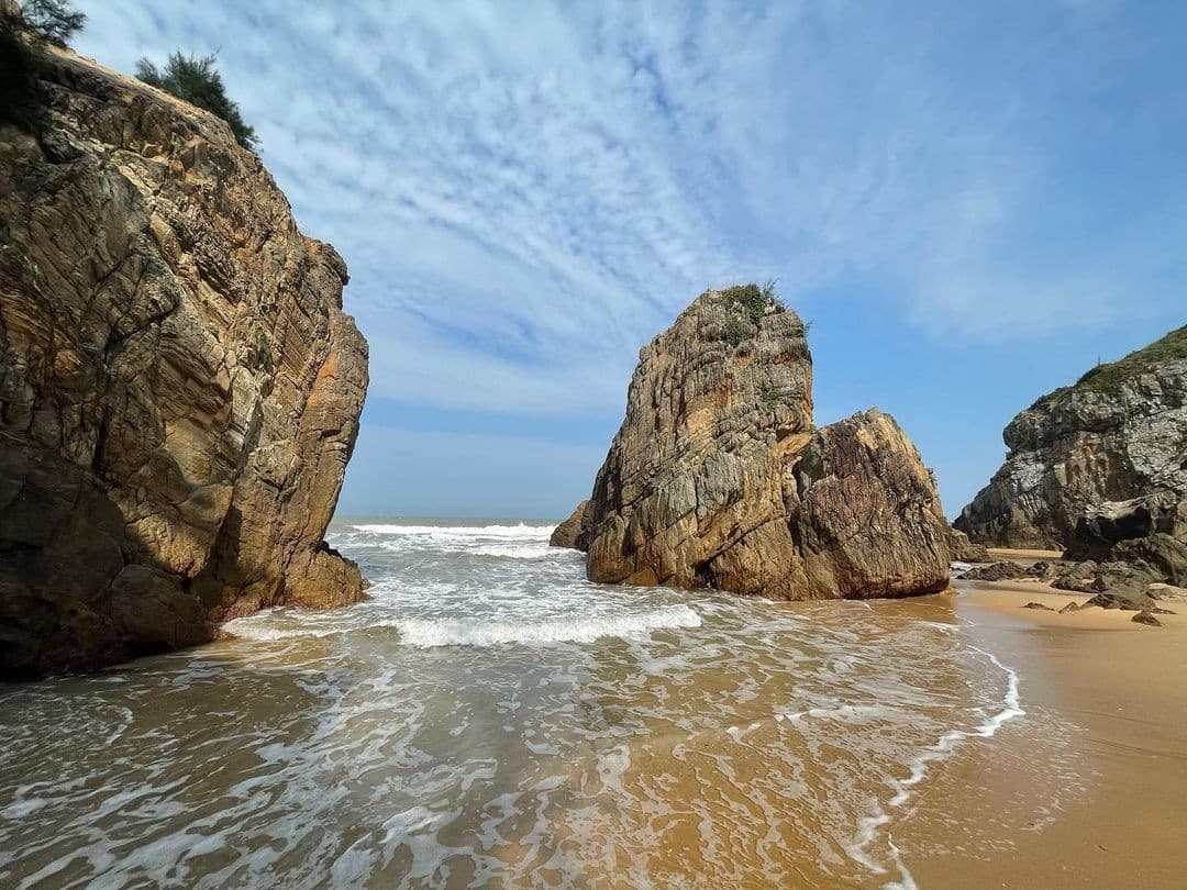 Destinations in Quang Binh: Dancing Rock Beach