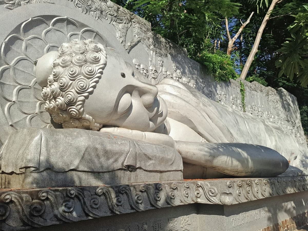 Long Son Temple Nha Trang: The impressive marble statue of Buddha on the summit of Trai Thuy Hill