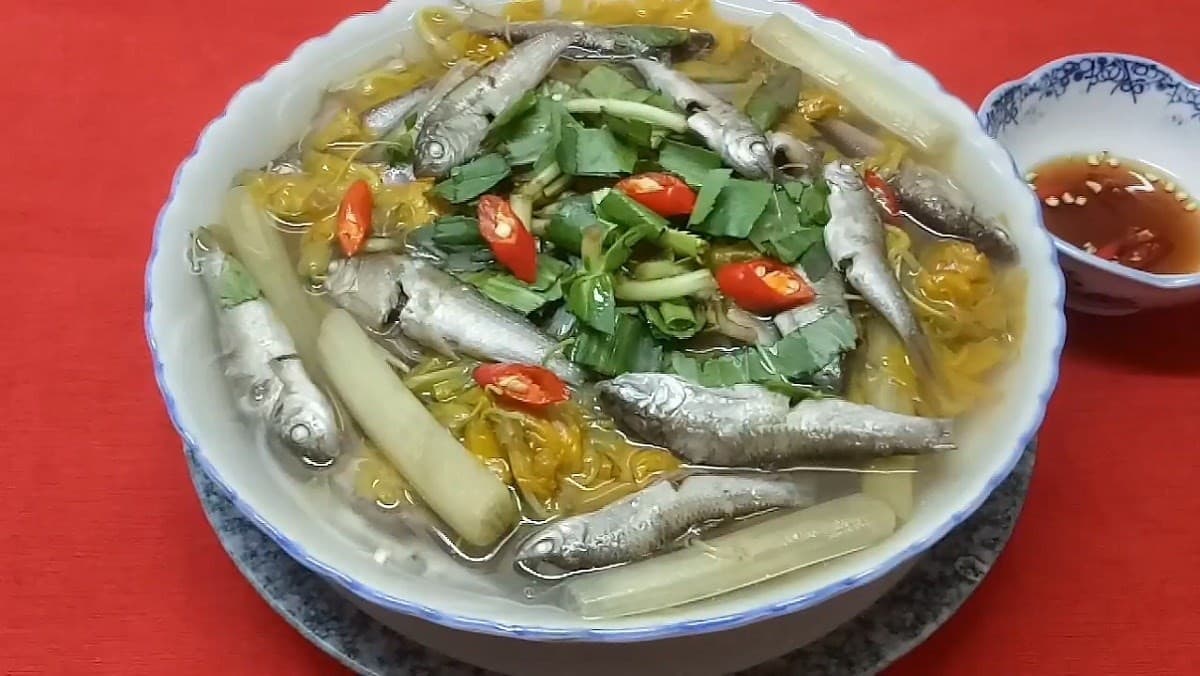 Local Dishes in Mekong Delta: Water Lily Sour Soup (Canh Chua Bong Sung)