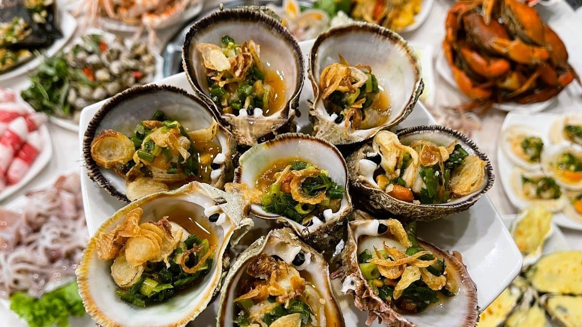 Best Local Food in Halong Bay Oyster e1703323184822