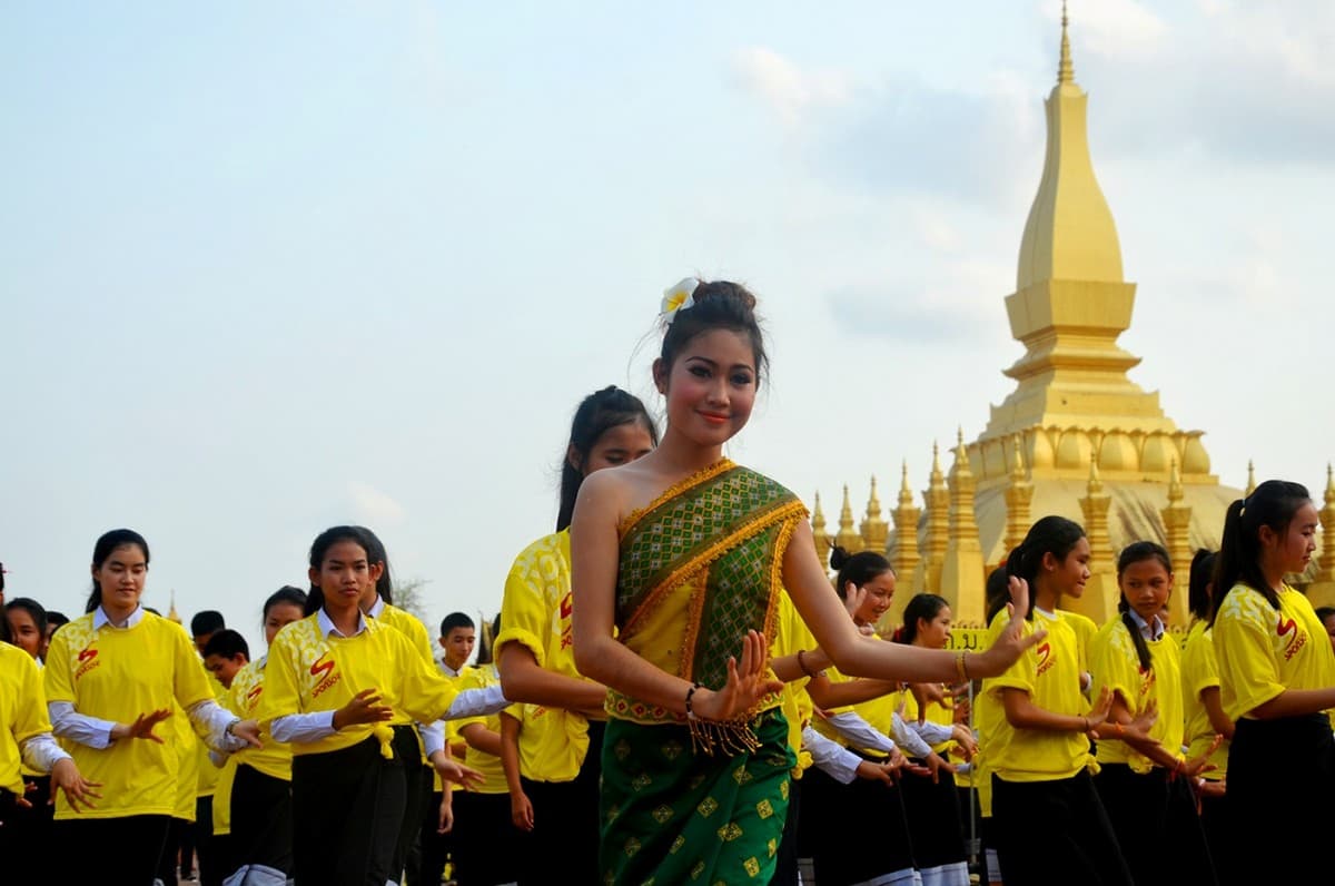 Laos Travel Guide: Laos national folk dance - the Lamvong