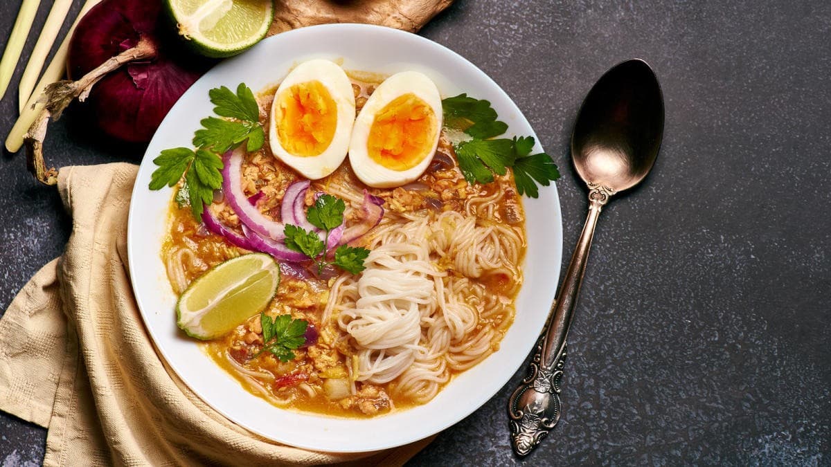 Myanmar Travel Guide: Must-try Local Food - Mohinga