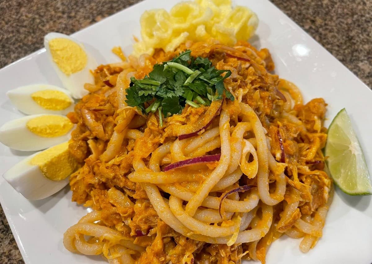Myanmar Travel Guide: Must-try Local Food - Nan Gyi Thoke