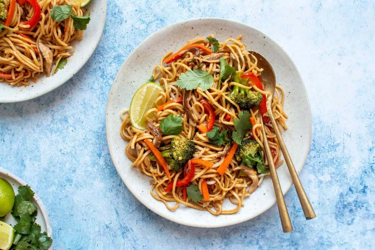 Thailand Travel Guide: Must-try Local Food - Thai-style fried noodles