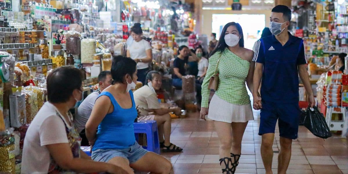 Ben Thanh Market Interactions with Local Vendors