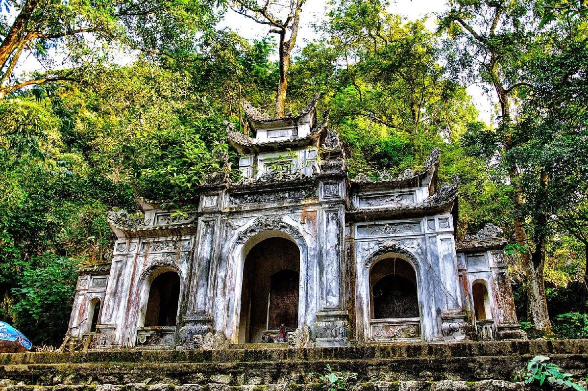 Sam Son Beach Vietnam - Co Tien Temple