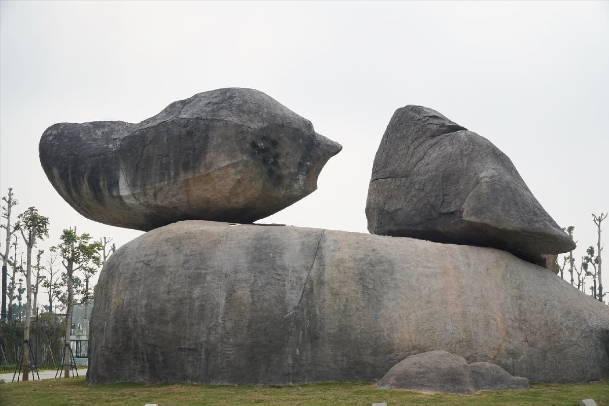 Sam Son Beach Vietnam - Trong Mai Rocks