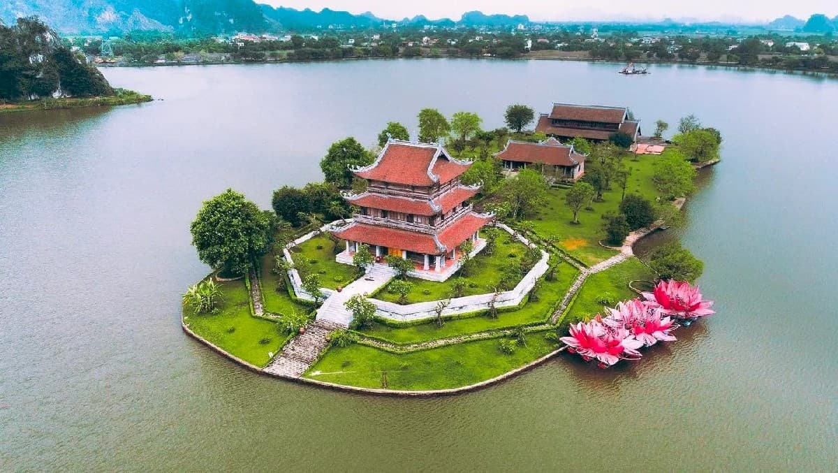 Ninh Binh Temple Golden Pagoda