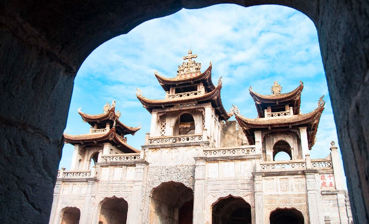 Ninh Binh Temple The beautiful roof of Phat Diem cathedral