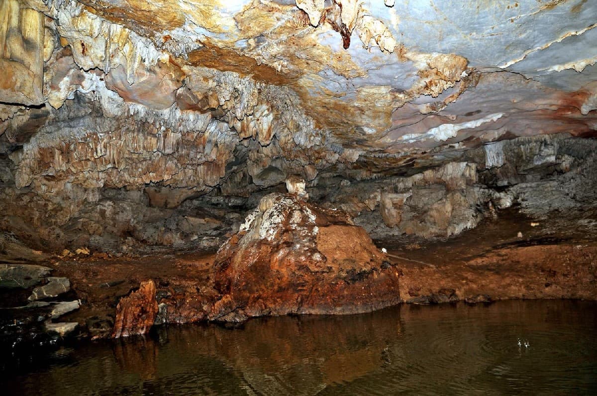 Thung Nham Bird Park Buddha Cave