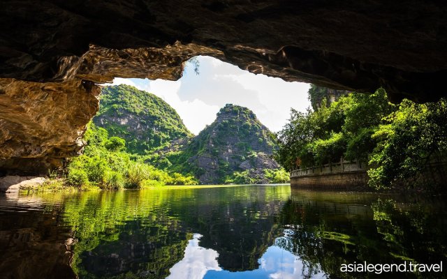 Highlights of Northern Vietnam 5 Days 4 Nights Ninh Binh A Underground Cave in Trang An Landscapes