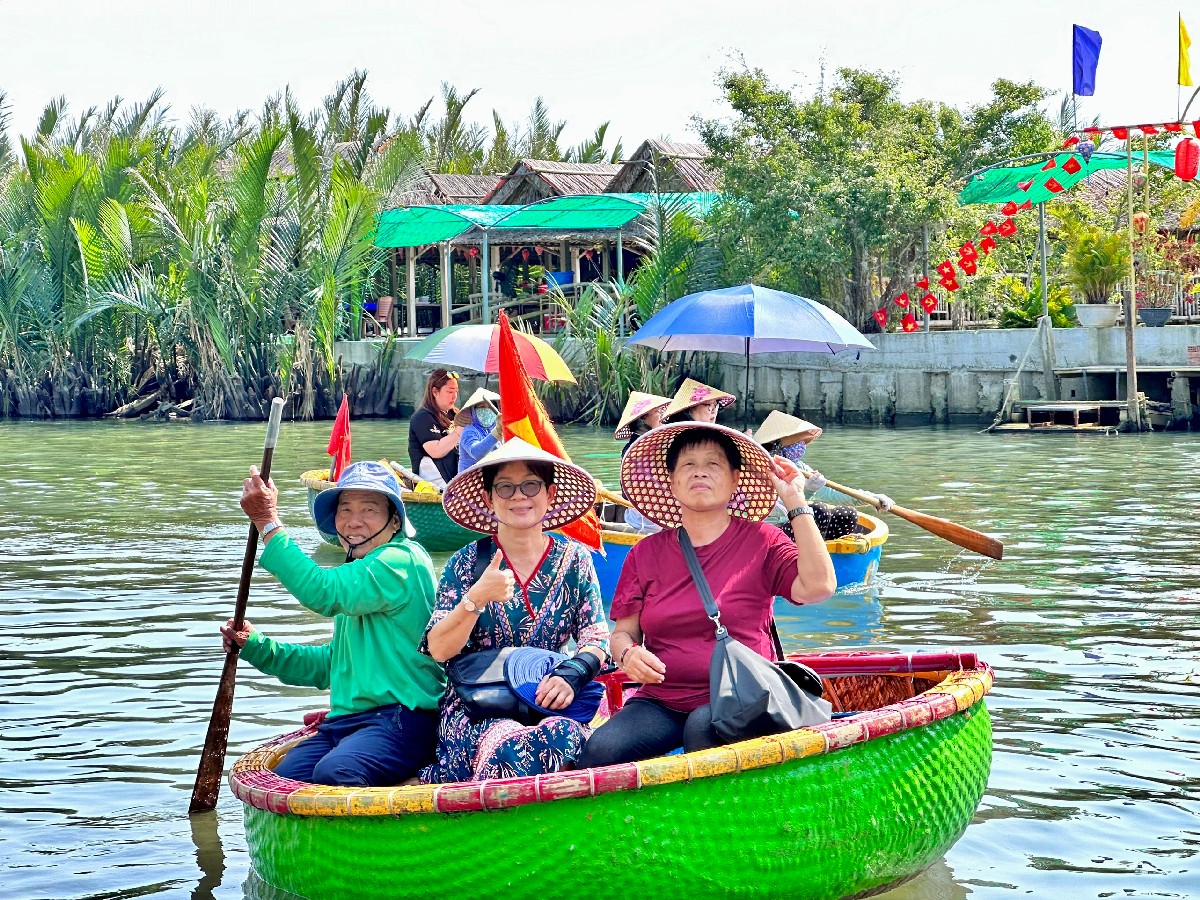 Da Nang - Hue - Hoi An Tour - 5 Days 4 Nights Cam Thanh Boat Ride