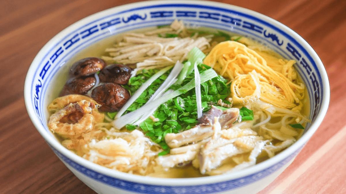 Best Street Food Hanoi: Bun Thang - Hanoi Rice Vermicelli with Ham, Chicken and Shrimp