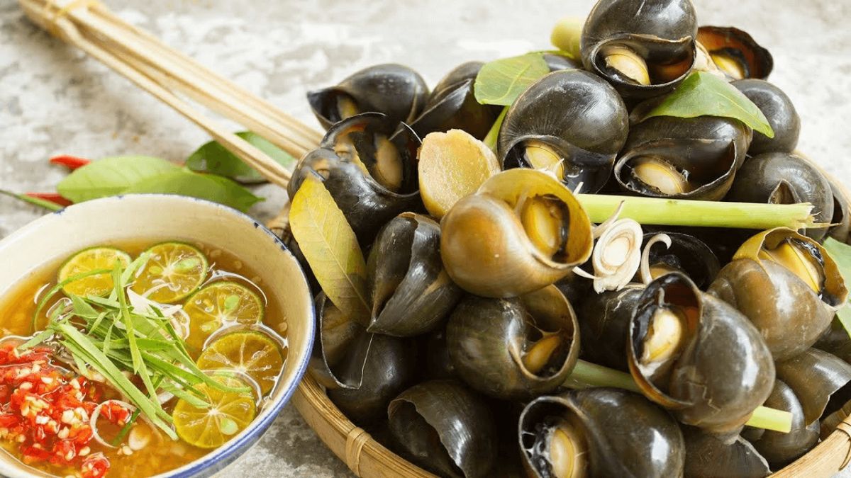 Best Street Food Hanoi: Oc Luoc - Boiled Snails