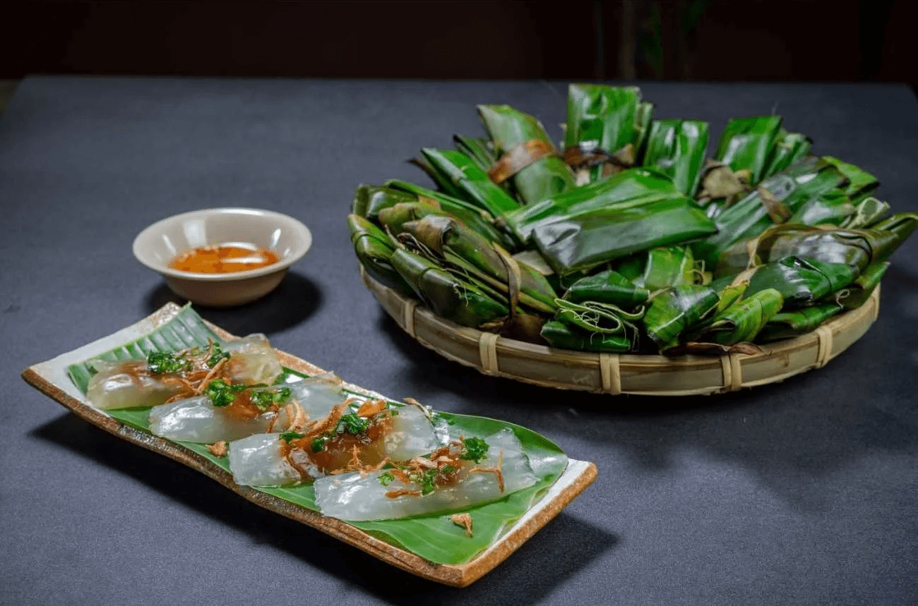 Best Local Dishes in Hue: Banh Bot Loc (Tapioca dumplings)