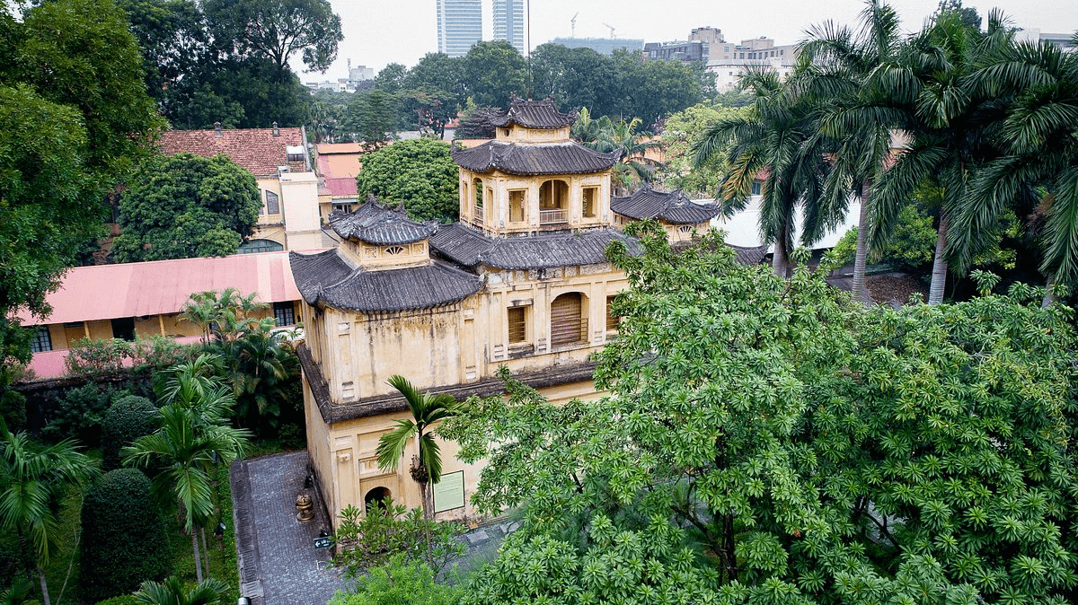 Outstanding tourist spots in the Imperial Citadel of Thang Long - Rear Palace (Hau Lau)