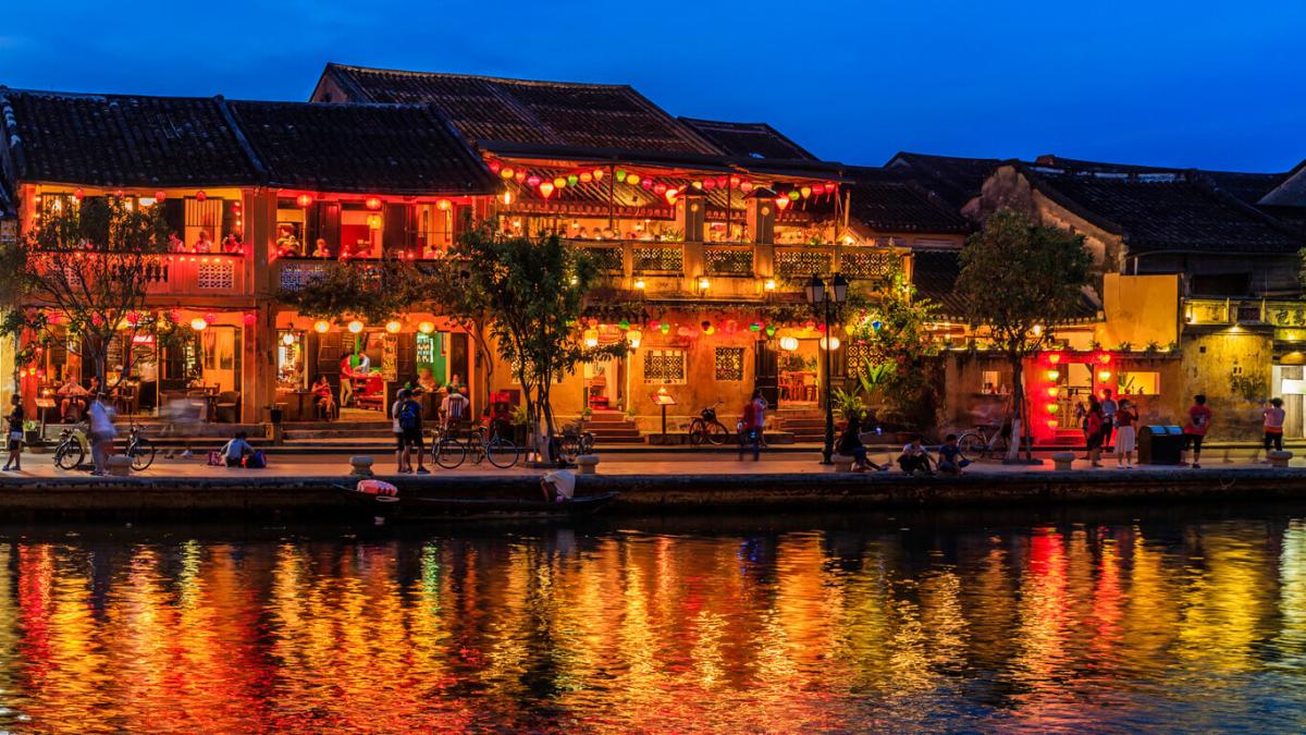 hoi an vietnam when night comes