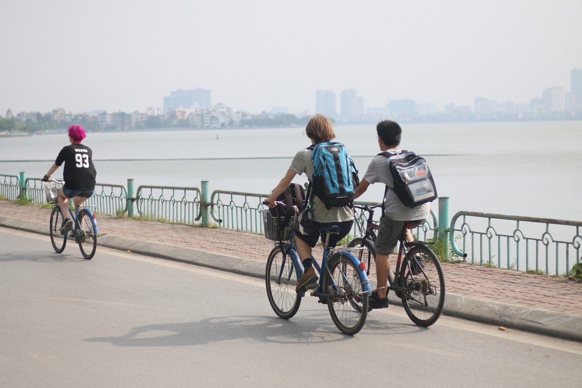 Things to Do around West Lake: Cycling around West Lake