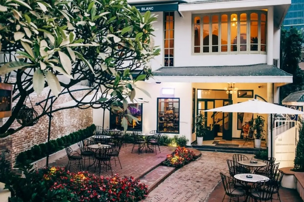 Things to Do around West Lake: Experience the Hanoi's cafe culture