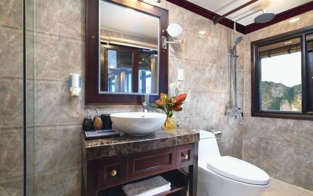 Alisa Premier Cruise Suite Bathroom with Lavish Decorations