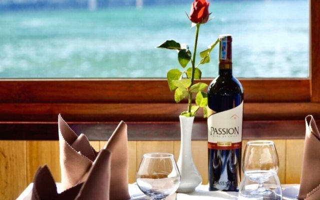 Alova Premium Cruise Restaurant Table Set Up