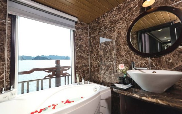 Amanda Cruise Suite Bathroom with Luxurious Decoration