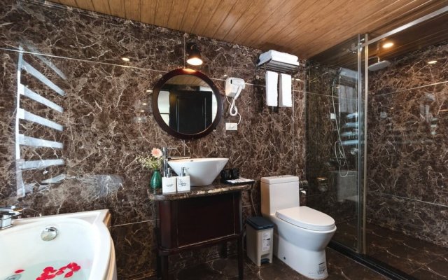 Amanda Cruise Suite Bathroom with Standing Shower & Bathtub