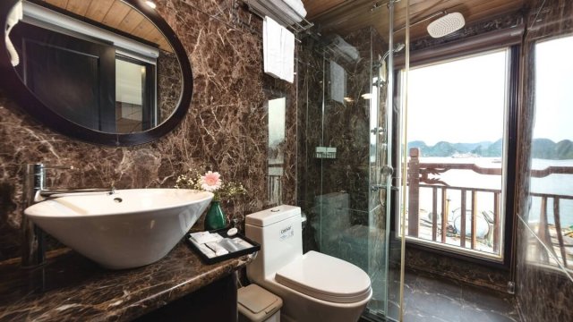 Amanda Cruise Suite Elegant Bathroom