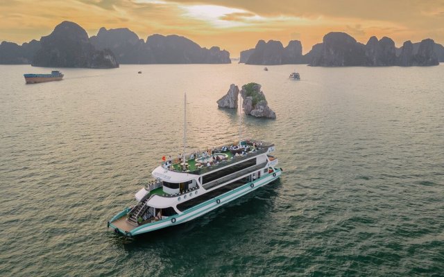 Amethyst Cruise Saling Among Halong Bay