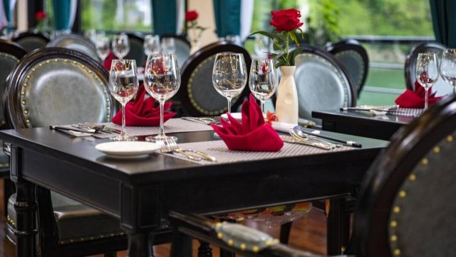 Aspira Cruise Restaurant Table Set Up