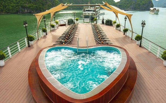 Aspira Cruise Sundeck from above view
