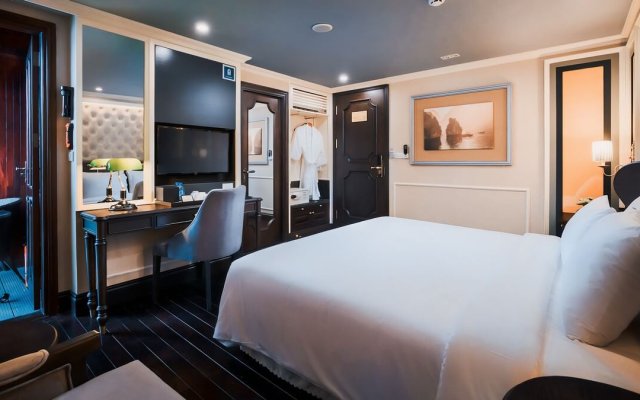 Athena Luxury Cruise Suite with Well-Equipped Furniture for a Relaxing Vacation