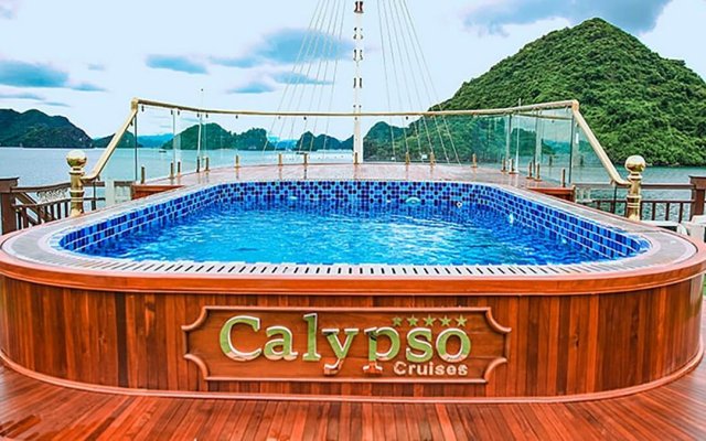 Calypso Cruise Emerald Swimming Pool Among Seascape