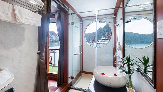 Calypso Cruise Romantic Grand Bathroom