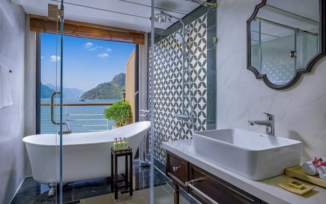 Capella Cruise Sky Terrace Suite Bathroom