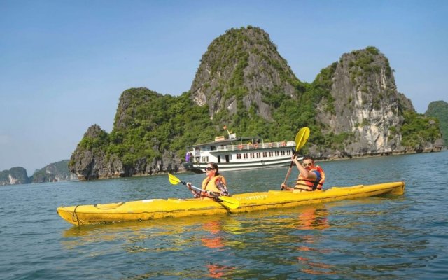 Cong Cruise Activities Kayaking
