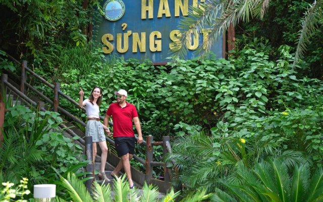 Cong Cruise Activities Visiting Sung Sot Cave