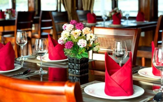Cozy Bay Cruise Restaurant Table Set Up