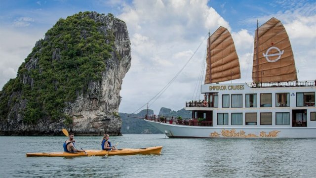 Emperor Cruise Activities Couple Kayaking