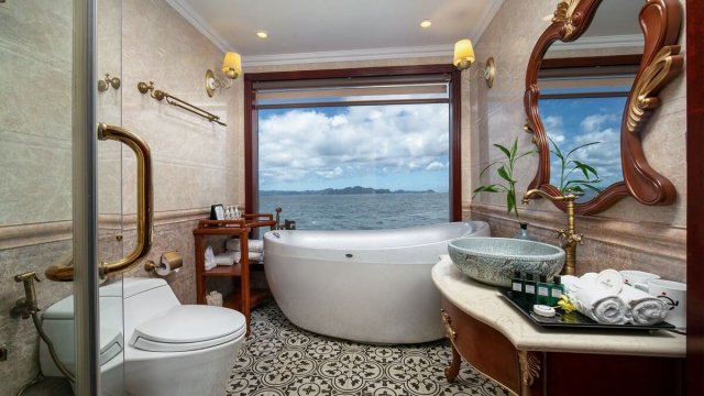 Emperor Cruise Suite Bathroom with Oval Bedtub
