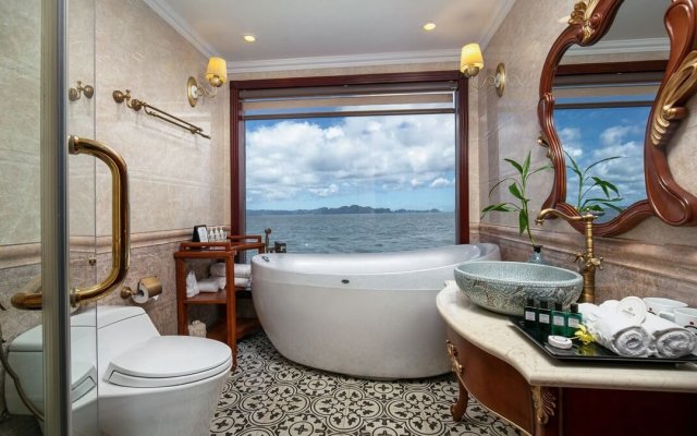 Emperor Cruise Suite Bathroom with Oval Bedtub