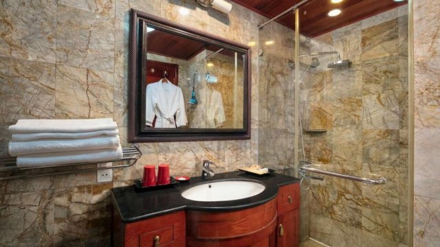 Garden Bay Legend Cruise Suite Golden Bathroom