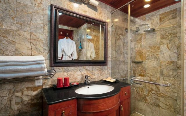 Garden Bay Legend Cruise Suite Golden Bathroom