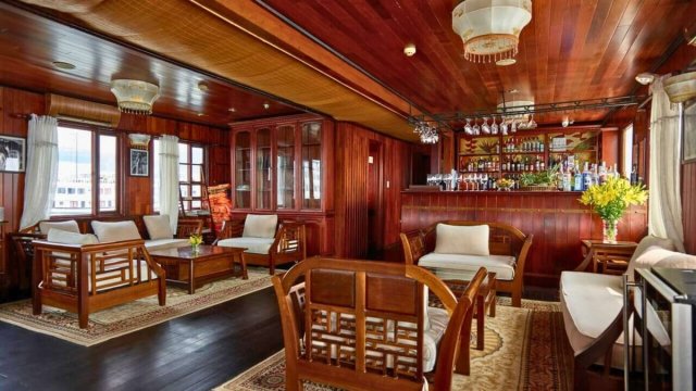 Garden Bay Legend Cruise Bar Space